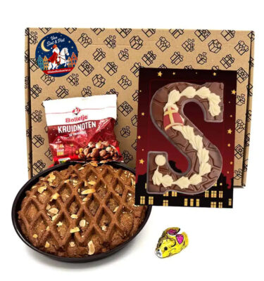 Sinterklaas Brievenbuspakketje Speculaastaart Luxe Chocoladeletter S gedecoreerd (melk) 200 gram Zakje Bolletje Kruidnoten 50 gram en Kikker of Muis